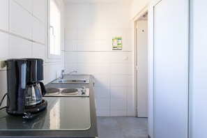 Fridge, microwave, stovetop, coffee/tea maker