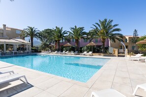 A heated pool - Studio Apartment "Dans Résidence Avec Piscine" with Shared Heated Pool & Wi-Fi (Calvi)