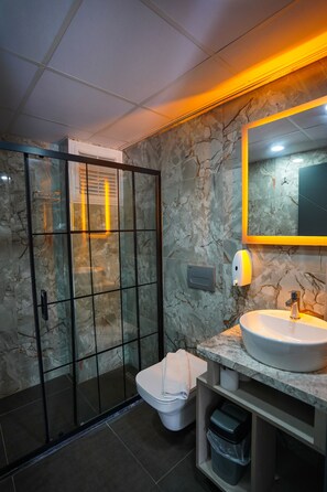 King Life Room | Bilik Mandi | Pancuran mandi, kelengkapan dandanan diri percuma, pengering rambut 