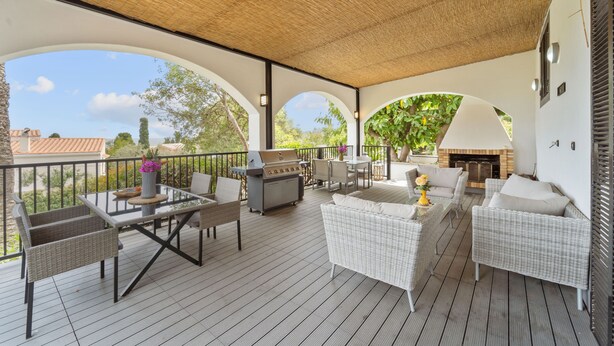 An outdoor patio with a grill, wicker furniture, and a view of the surrounding landscape. - Holiday Home "Villa Matteo Suite" with Sea View, Shared Pool and Wi-Fi (Perd'e Sali CA)