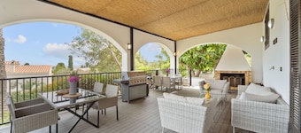 Holiday Home "Villa Matteo Suite" with Sea View, Shared Pool and Wi-Fi