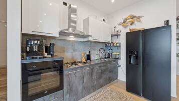 Fridge, oven, stovetop, dishwasher