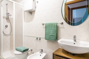 Dusche, kostenlose Toilettenartikel, Haartrockner, Bademäntel