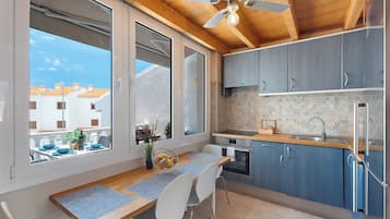 Frigorífico, microondas, horno y placa de cocina