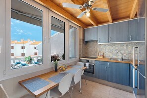 Een koelkast, een magnetron, een oven, een kookplaat