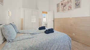 2 bedrooms, iron/ironing board, free WiFi, bed sheets - Vacation Home "Torviscas Alta Vista" with Mountain View, Shared Pool & Wi-Fi (Costa Adeje)