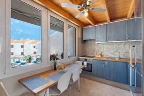 Køleskab, mikrobølgeovn, ovn, kogeplade