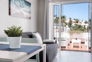 TV - Vacation Home "Holiday Valley Blue Ocean B2" with Sea View, Shared Pool & Wi-Fi (Costa Adeje)