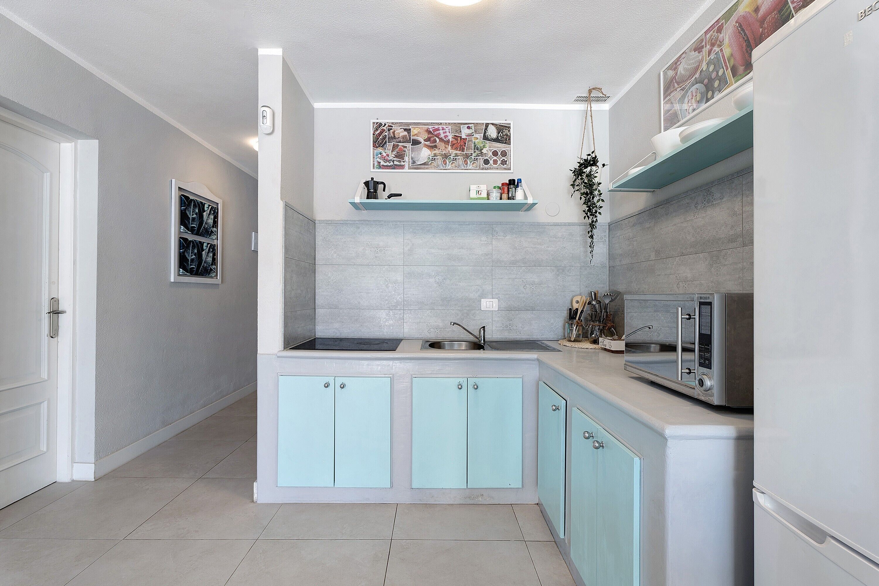 Jääkaappi, mikroaaltouuni, liesi, kahvin-/teenkeitin