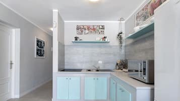 Jääkaappi, mikroaaltouuni, liesi, kahvin-/teenkeitin