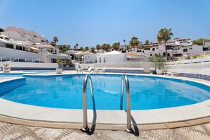 A heated pool - Vacation Home "Holiday Valley Blue Ocean B2" with Sea View, Shared Pool & Wi-Fi (Costa Adeje)