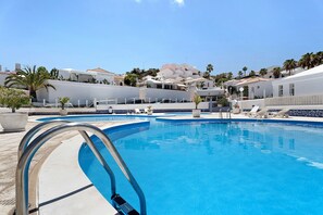 حمّام سباحة مُدفَّأ