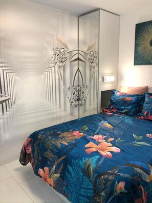 1 habitación, tabla de planchar con plancha, wifi gratis y ropa de cama 