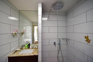 Dusche, Haartrockner, Handtücher