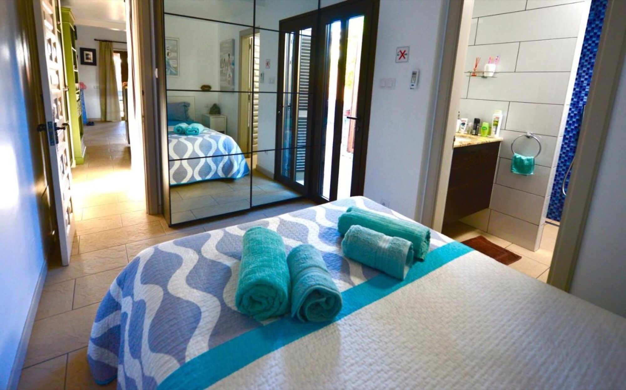 3 slaapkamers, een strijkplank/strijkijzer, gratis wifi, beddengoed