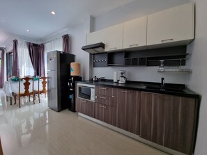 Villa familiar | Cocina privada | Refrigerador, microondas, parrilla de estufa y cafetera y tetera 