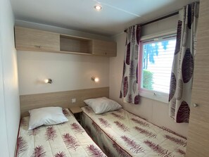 3 bedrooms, free WiFi - Charming Mobile Home Near North Beach in Fouras - 3 Bedrooms, Sleeps 6, Fully Equipped Kitchen (Fouras)