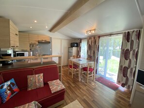 Interior - Charming Mobile Home Near North Beach in Fouras - 3 Bedrooms, Sleeps 6, Fully Equipped Kitchen (Fouras)