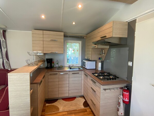 Réfrigérateur, four à micro-ondes, un four, surface de cuisson