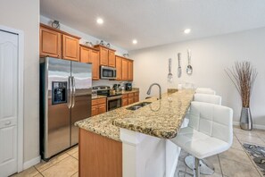 雪櫃、微波爐、焗爐、爐具