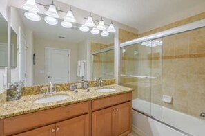 Gratis toiletartikelen, een haardroger, handdoeken, zeep