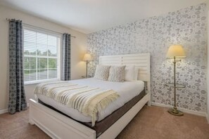 4 slaapkamers, een strijkplank/strijkijzer, reisbedje, gratis wifi