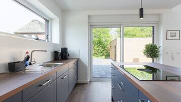 Frigorífico, horno, placa de cocina y lavavajillas