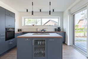 Frigorífico, horno, placa de cocina y lavavajillas