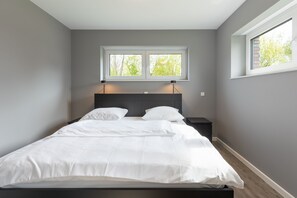 3 dormitorios, tabla de planchar con plancha, cuna de viaje