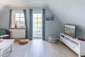 Fernseher, DVD-Player, Stereoanlage