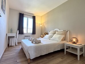 3 bedrooms, free WiFi, bed sheets - Charming Provence Villa: 3BR, Pool, A/C, Wi-Fi, Parking, Golf Nearby (Mallemort)