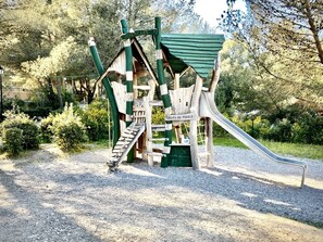 Children’s area - Charming Provence Villa: 3BR, Pool, A/C, Wi-Fi, Parking, Golf Nearby (Mallemort)