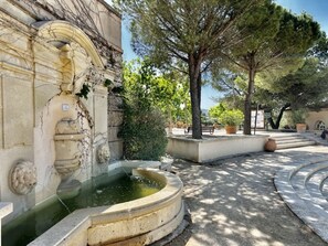 Property grounds - Charming Provence Villa: 3BR, Pool, A/C, Wi-Fi, Parking, Golf Nearby (Mallemort)