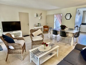 TV, table tennis - Charming Provence Villa: 3BR, Pool, A/C, Wi-Fi, Parking, Golf Nearby (Mallemort)