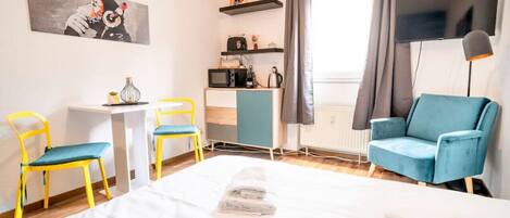 1 slaapkamer, een bureau, een strijkplank/strijkijzer, wifi