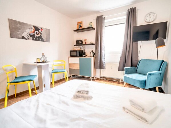 1 bedroom, desk, iron/ironing board, WiFi
