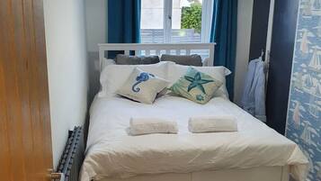 Schreibtisch, Bügeleisen/Bügelbrett, Reisekinderbett, WLAN