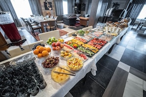 Free daily buffet breakfast  - Le Chalet by Amirsoy (Chimgan)