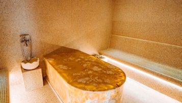 Een sauna, een bubbelbad, een stoombad, een Turks bad/hammam