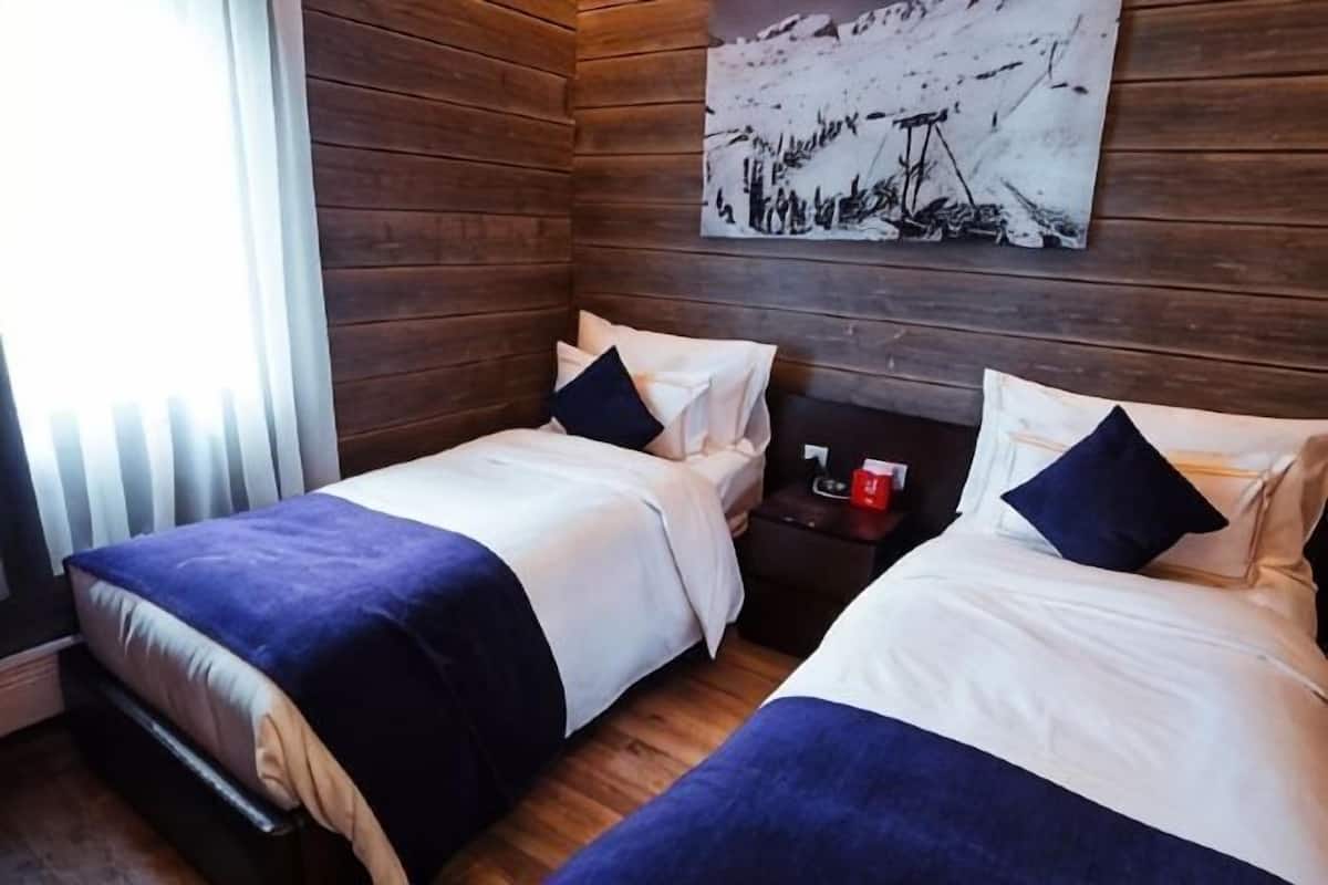 Bộ đồ giường cao cấp, nệm có lớp đệm bông, minibar 