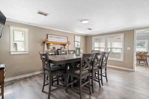 Dining - Private beach, game room, tiki bar! (Taylorsville)