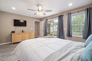 5 bedrooms, desk, iron/ironing board, free WiFi - Private beach, game room, tiki bar! (Taylorsville)