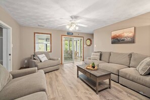 Smart TV - Private beach, game room, tiki bar! (Taylorsville)