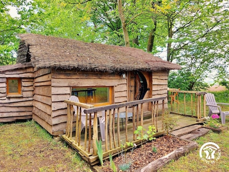 Terrace/patio. Secluded Cabin for 2 in Nature with Shared Kitchen & Games, Near Mayenne