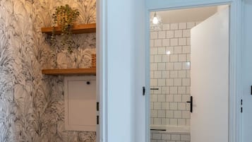 Een bad, een haardroger, handdoeken