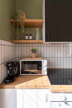 Kühlschrank, Mikrowelle, Ofen, Wasserkocher mit Kaffee-/Teezubehör