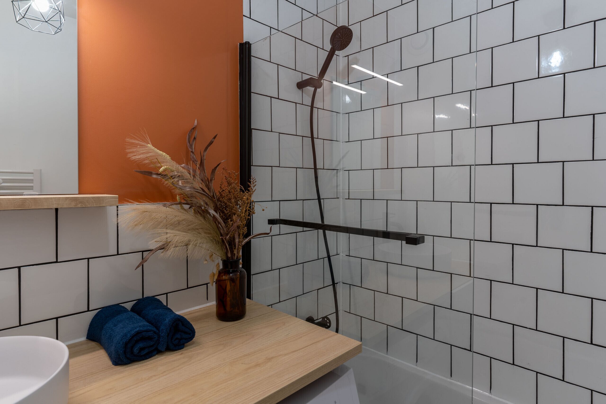 Baignoire, sèche-cheveux, serviettes fournies