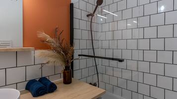 Badewanne, Haartrockner, Handtücher