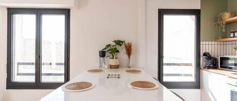 Frigorifero, microonde, forno, piano cottura