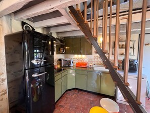 Fridge, microwave, oven, dishwasher - Charming Countryside Retreat: Vintage Style, Modern Comforts, All-Inclusive Amenities (Briantes)